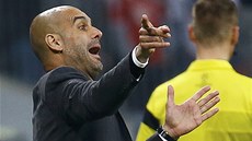 POKYNY. Trenér Pep Guardiola diriguje fotbalisty Bayernu Mnichov.