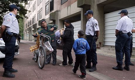 Francouztí policisté zasahují proti Romm, kteí se zabydleli na paíském...