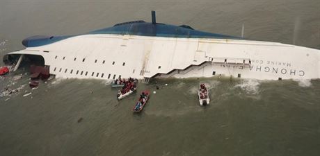 Korejtí záchranái u vraku trajektu Sewol (17.dubna 2014)