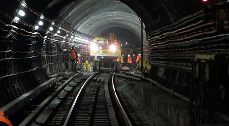 Výmna výhybek v praském metru.