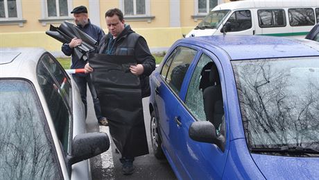 Policisté kontrolují automobily poniené pi noní stelb v Krnov. Pokozená...