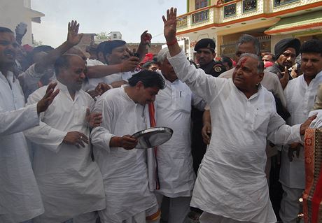 éf Socialistické strany Mulajam Singh Jadav pi setkání se svými píznivci.