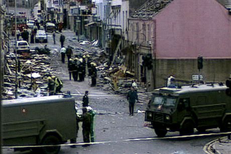 Televizní zábr na ulici, kde 15. srpna 1998 zabil výbuch 29 lidí