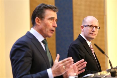 Generální tajemník NATO Anders Fogh Rasmussen pi tiskové konferenci s...