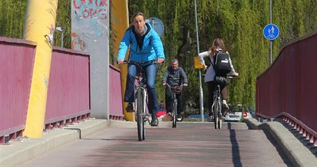 Jedno z cyklisticky nejrunjích míst v eských Budjovicích. Most spojující Praské sídlit a sídlit Vltava.