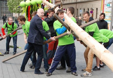 Brnnsk nmst Svobody ozdobila mjka, zaaly studentsk oslavy.