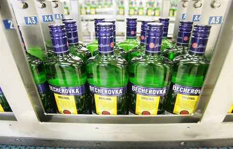 Zlodj dal do koáru jedenáct lahví becherovky. Ilustraní snímek