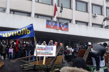 Prorutí aktivisté obsadili radnici v pístavním mst Mariupol (13. dubna 2014)