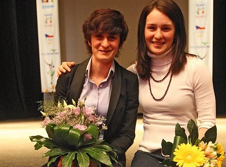 Rychlobruslaka Martina Sblkov (vlevo) a biatlonistka Veronika Vtkov na...