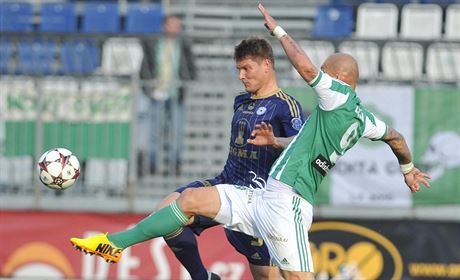 Pavel Dreksa (vlevo) z Olomouce a Ivan Lietava z Bohemians 1905 v souboji.