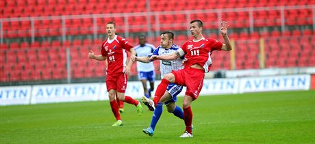 Momentka z fotbalového duelu Znojma a Baníku Ostrava (ervená)