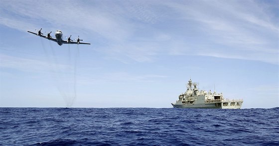 Letoun australské armády AP-3C Orion shazuje zásoby pro posádku lodi HMAS...