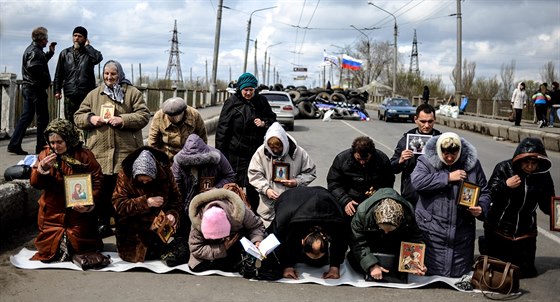 eny ze Slavjansku se modlí za mír (14. dubna 2014)