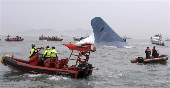 Potápjící se korejský trajekt Sewol (16. dubna 2014)