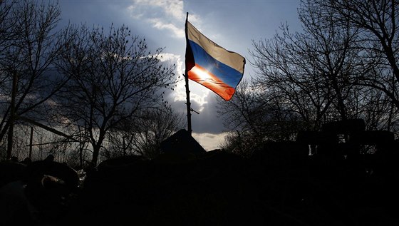 Ruská vlajka na barikádách ped leteckou základnou v Kramatorsku (16. dubna...