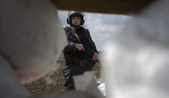 Ukrajinský policista hlídkuje u silnice na neklidném východ zem (16. dubna...