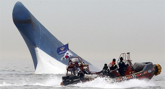 Záchranái u potopeného trajektu Sewol (17. dubna 2014)