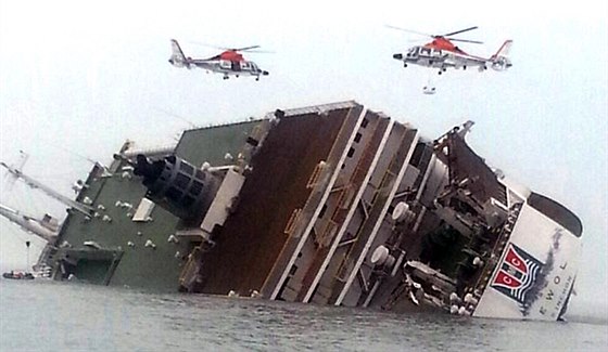 Korejtí záchranái u vraku trajektu Sewol (17.dubna 2014)