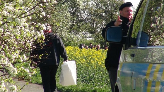 Kriminalisté ohledávají místo podél ulice K Netlukám v praské Uhínvsi, kde