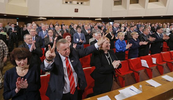 Krymský parlament pijal novou ústavu, je oficiáln souástí Ruské federace...