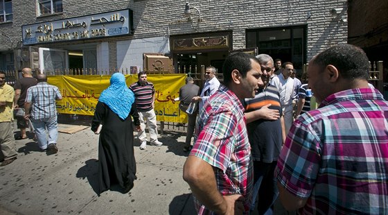 Muslimové se baví po modlitb v Brooklynu