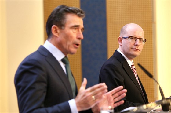 Generální tajemník NATO Anders Fogh Rasmussen pi tiskové konferenci s...
