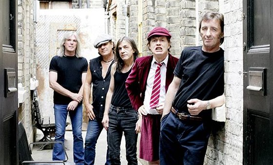 AC/DC na promo fotce ke svému poslednímu albu Black Ice. Malcolm Young je uprosted.