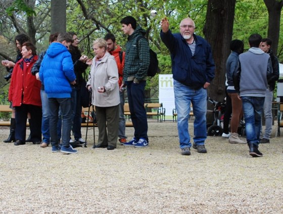 Úastníci Mezigeneraním odpoledni si spolu zahráli pétanque.