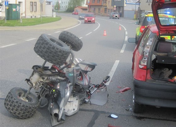 Sráka tykolky s odboujícím fiatem v Uherském Hraditi.