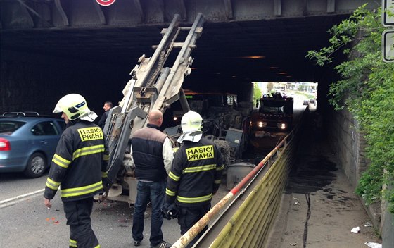 Kamion se v praské Bohdalecké ulici neveel pod viadukt. (14. dubna 2014)