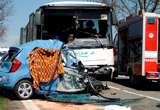 Váná nehoda autobusu a osobního auta Kia na silnici I/43 poblí Boitova na...