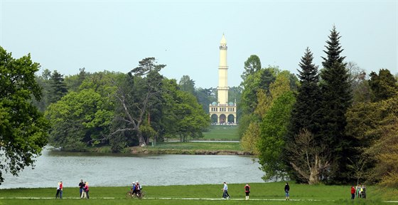 Minaret v lednicko-valtickém areálu patí k hojn navtvovaným památkám. Ilustraní snímek