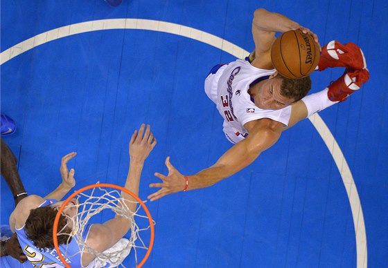 Blake Griffin z Los Angeles Clippers zakonuje, sleduje ho Jan Veselý z