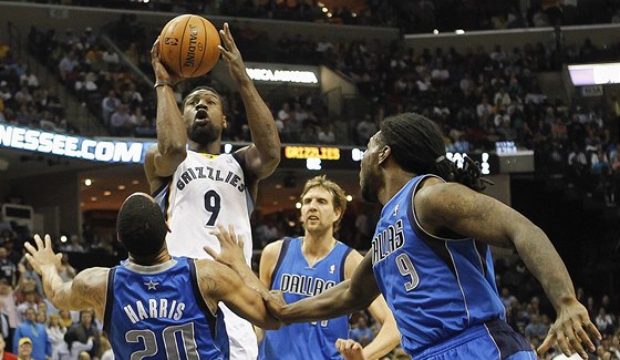 Tony Allen z Memphisu stílí v utkání proti Dallasu.