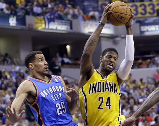 Paul George (vpravo) z Indiany útoí pes bránícího  Thaba Sefoloshu z Oklahomy.