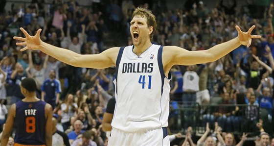 Dirk Nowitzki z Dallasu slaví obrat ve skóre v duelu s Phoenixem.