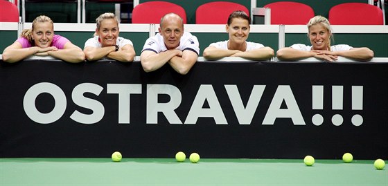 eský fedcupový tým Petra Kvitová, Klára Koukalová, Petr Pála, Lucie afáová a...