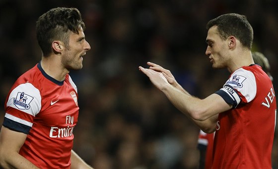 Olivier Giroud (vlevo) a Thomas Vermaelen slaví gól Arsenalu.
