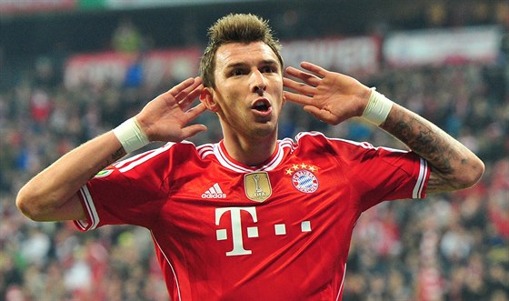 Mario Manduki z Bayernu Mnichov se raduje ze své trefy.