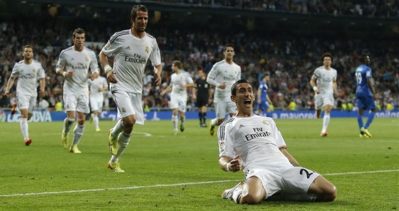 VÝBUCH EUFORIE. Ángel di María z Realu Madrid (za postranní árou) slaví gól,...