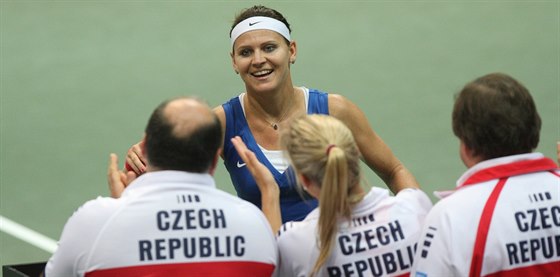GRATULACE. Lucie afáová slaví s eským týmem první bod v semifinále Fed Cupu...