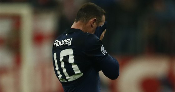 KONEC. Útoník Wayne Rooney z Manchesteru United po vyazení z Ligy mistr.