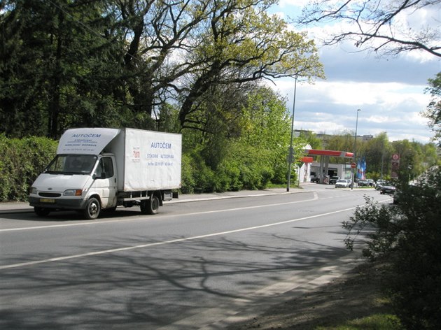 Zasílám fotografie auta, které je ji od listopadu loského roku zaparkované nedaleko výjezdu od benzínové pumpy. Jde o silnici vedoucí od Vypichu na Petiny. Auto stojí v odstavném pruhu a brání ve výhledu pi výjezdu od benzinky. V blízkosti je pechod 