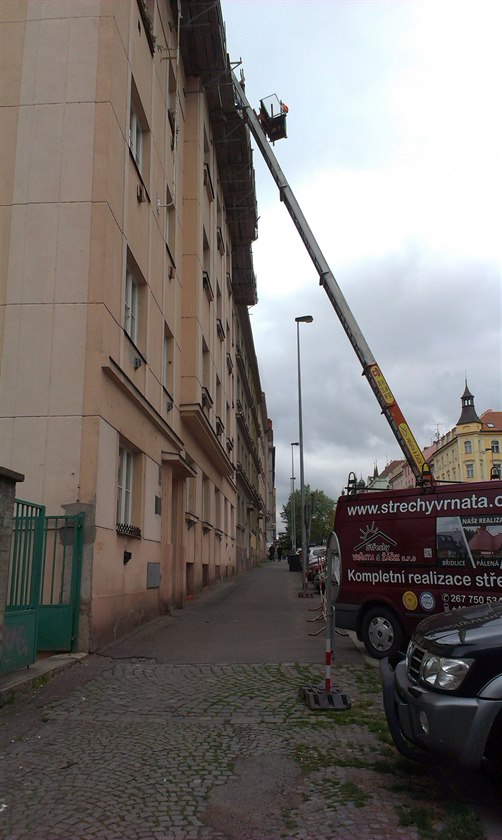 Ji asi msíc v Kodaské ulici dlníci opravují stechu. Mají nahoe vytvoené provizorní ochozy, ale u nikde nevisí ádná cedule &quot;pozor, práce na stee&quot; a neexistuje zde ani zábor. Hrozí tudí zranní chodc pod stavbou. Chodím tudy denn do 