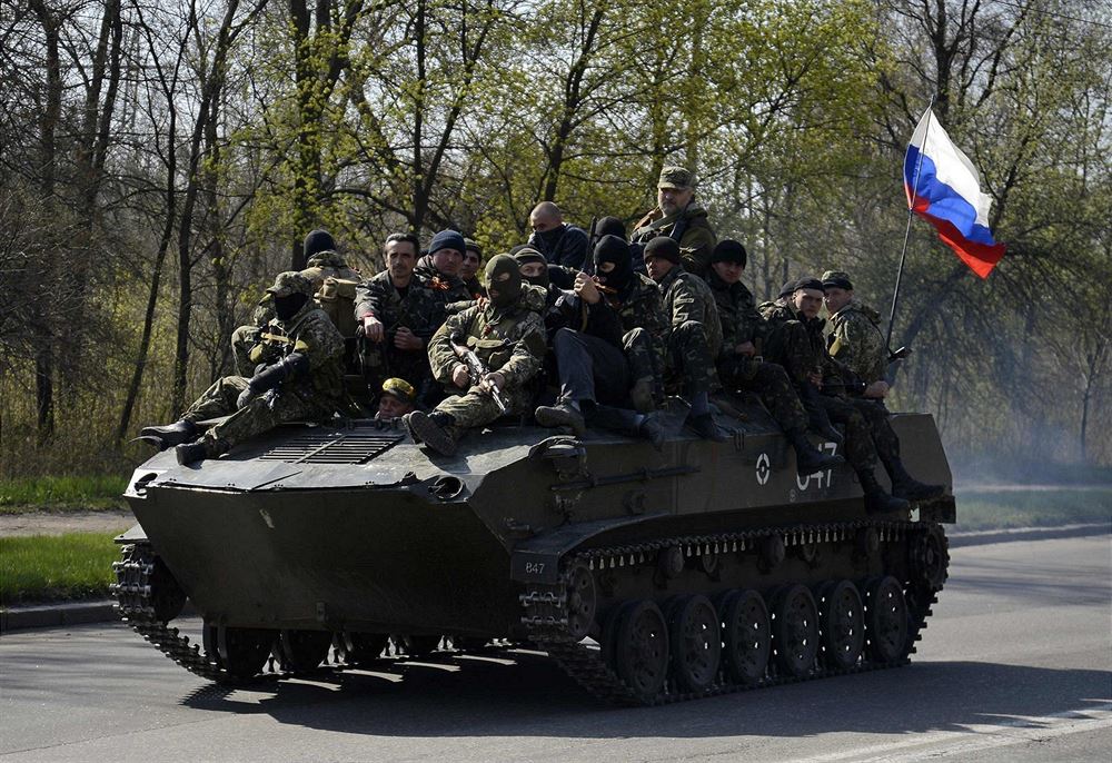 Transportér s ruskou vlajkou nedaleko Kramatorska na východ Ukrajiny (16....