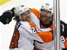 Claude Giroux (28) a Jakub Vorek (93) slav gl Philadelphie.