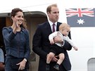 Princ William, jeho manelka Kate a syn George pi odletu z Nového Zélandu....