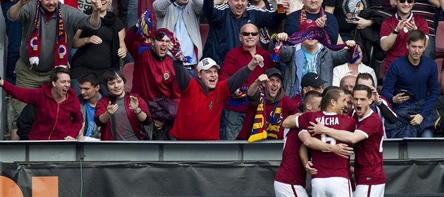 RUDÁ EUFORIE. Sparťanští fotbalisté přejeli Slavii jasně 3:0 a jsou zase o něco... RUDÁ EUFORIE. Sparťanští fotbalisté přejeli Slavii jasně 3:0 a jsou zase o něco...