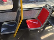 Takto vypadají nové plastové sedaky v tramvajích. Barevnou paletou pipomínají