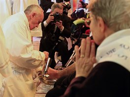 Pape v kostele omyl nohy dvanácti handicapovaným ve vku od 16 do 86 let. Mzi...